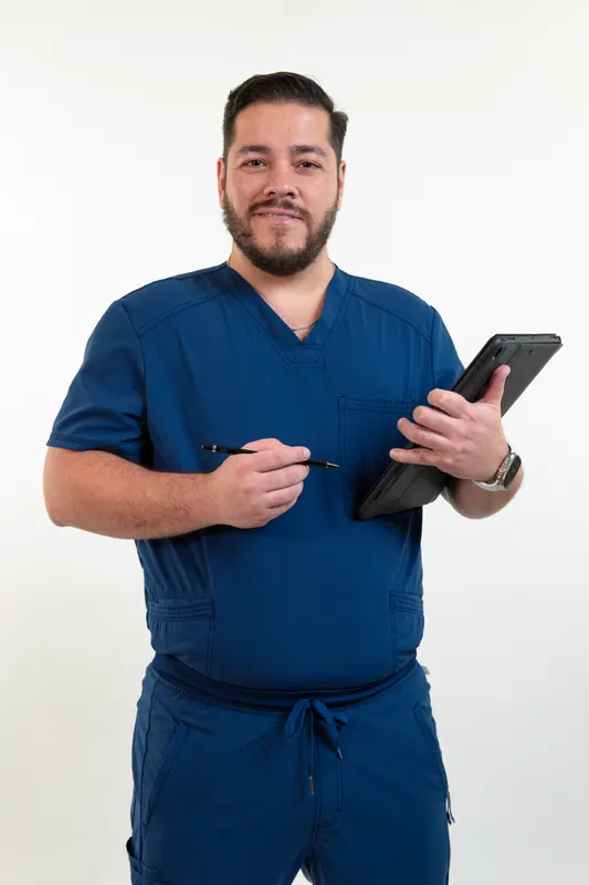 Retrato de estudio de un médico especialista con tableta