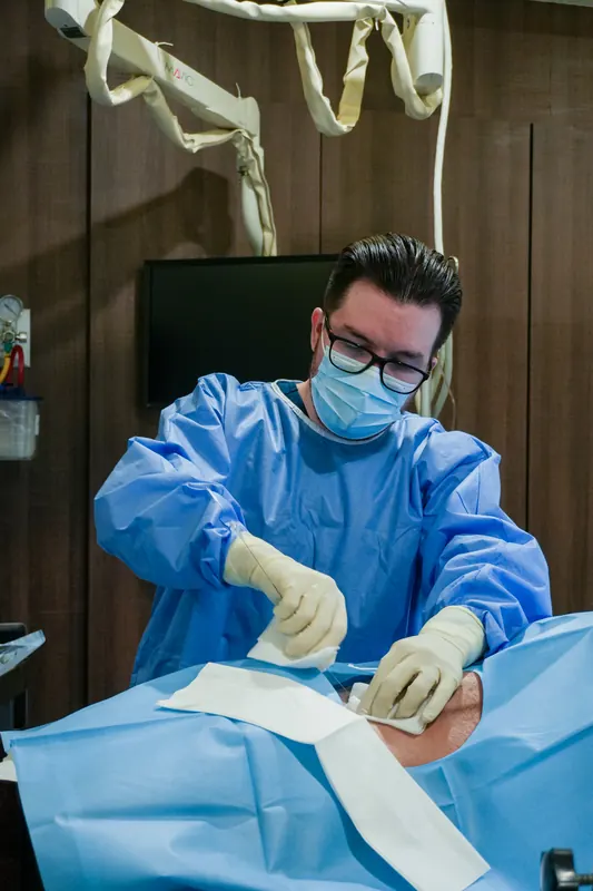 Procedimiento de radiología intervencionista documentado en quirófano