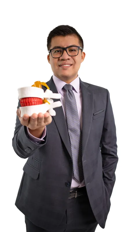 Retrato de estudio de un ortopedista con un modelo de articulación