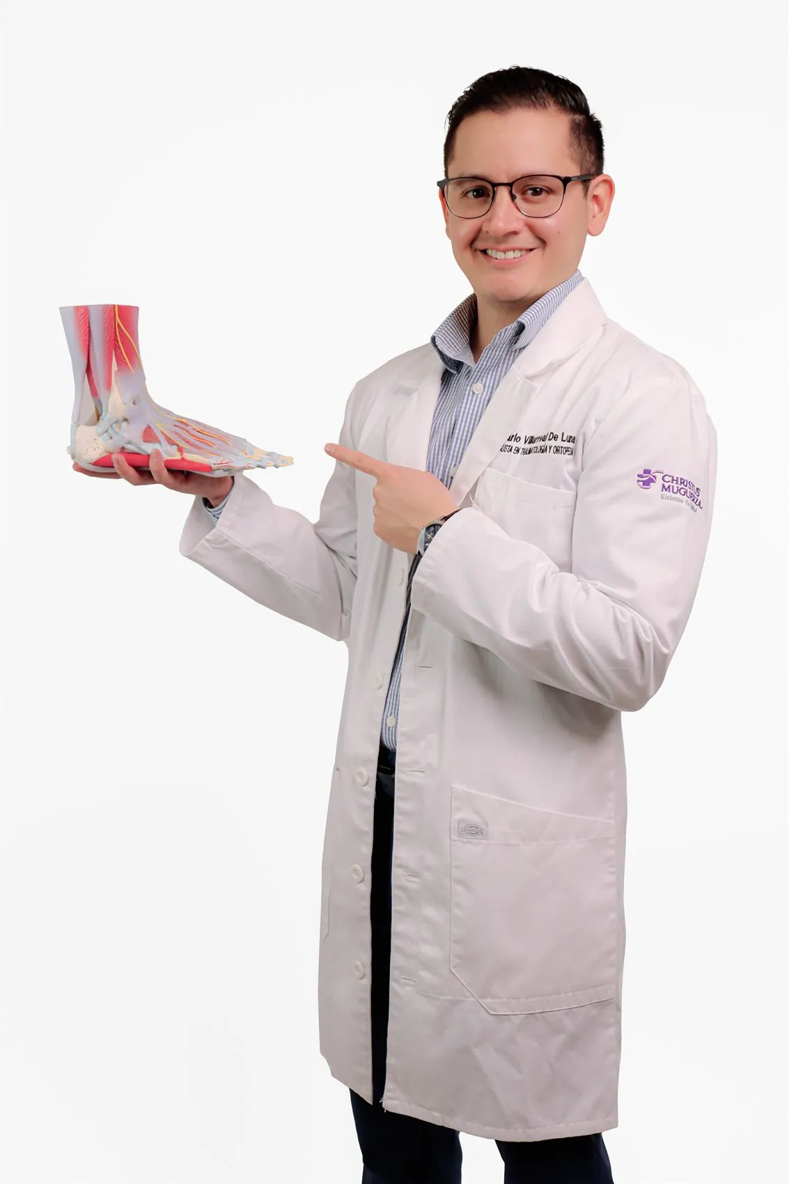 Médico especialista en sesión fotográfica profesional de estudio
